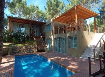 Casa · 190m² · 4 Ambientes · Casa en Alquiler en Costa Esmeralda, Barrio Deportivo 2