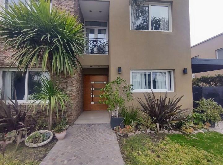 Casa · 170m² · 5 Ambientes · 2 Cocheras