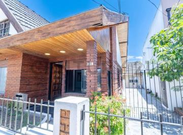Casa · 94m² · 4 Ambientes · Venta Casa 4 Ambientes Castelar Norte Apto Credito