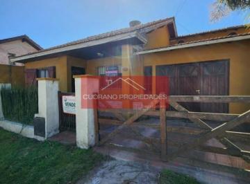 Casa · 180m² · 6 Ambientes · 1 Cochera · Espacio Sin Limites: 5 Ambientes Solidos Para Vivir Todo El Año en Miramar.