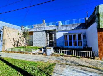 Casa de 4 ambientes, Rosario · Casa con 2 Dorm. y 221 m² en Venta en Calle España 4200
