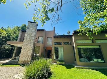Casa · 220m² · 5 Ambientes · 7 Cocheras · San Jacinto. Excepcional Casa de Diseño S/lote de 900 m²
