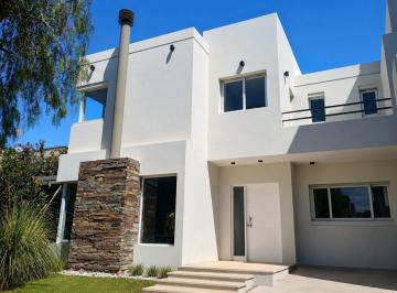 Casa · 182m² · 8 Ambientes · Casa en Barrio Dalvian