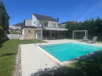 Casa · 245m² · 3 Ambientes · 3 Cocheras · Casa con Parque y Piscina Climatizada - Rumenco B. Privado