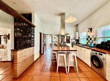 Casa · 285m² · 9 Ambientes · 3 Cocheras · Casa en Venta de 3 Dorm. en Barrio Quintas de Italia