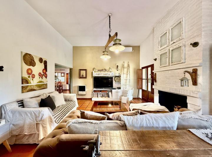 Casa · 285m² · 9 Ambientes · 3 Cocheras