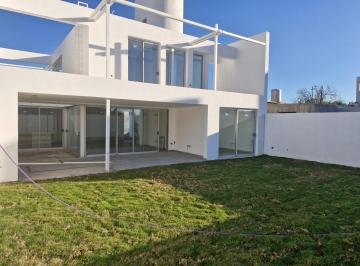 Casa · 360m² · 6 Ambientes · 3 Cocheras · Casa en Venta de 3 Dorm. en Campo Chico