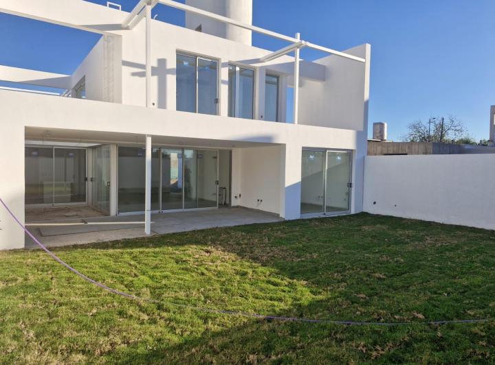 Casa · 360m² · 6 Ambientes · 3 Cocheras