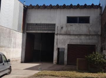 Bodega-Galpón · 315m² · 1 Dormitorio · Galpon con Local - Cercania a Av Champagnat