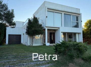 Casa · 300m² · 5 Ambientes · 1 Cochera · Casa en Venta en Costa Esmeralda
