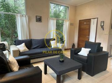 Casa · 140m² · 4 Ambientes · 1 Cochera · Casa en Alquiler Temporario 3hab.2 Baños. Parrilla. Jardin. Estacionamiento Cubierto. Barrio Nayades