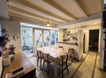 Casa · 136m² · 7 Ambientes · Casa Al Frente en Venta Mendoza y Bv Oroño Rosario Patio Terraza PH
