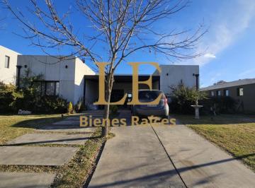 Casa · 160m² · 6 Ambientes · 4 Cocheras · Venta de Casa en El Naudir