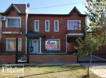 Casa · 220m² · 8 Ambientes · 1 Cochera · Propiedad en Venta en Funes - 4 Dorm.