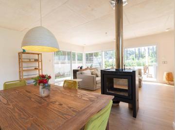 Casa · 250m² · 4 Ambientes · 1 Cochera · Casa Montoya
