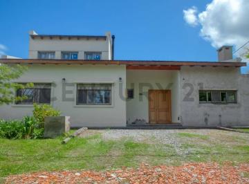 Casa · 140m² · 5 Ambientes · 2 Cocheras · Casa en Venta en City Bell – Las Banderitas | 4 Dorm., Pileta y Parque