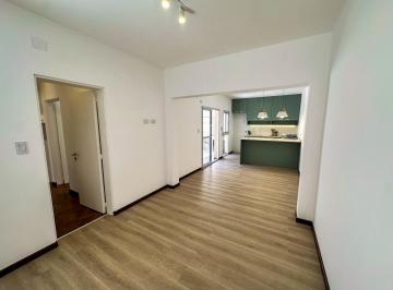 Casa · 70m² · 4 Ambientes · 1 Cochera · Venta Casa de Pasillo Reciclada. Barrio Abasto - Rosario