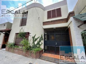 Casa · 100m² · 5 Ambientes · 1 Cochera · Casa en Alquiler con Patio y Cochera