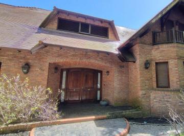 Casa de 6 ambientes, Pilar · Casa con 4 Habitaciones en Venta, 1302 m² en Villa Morra