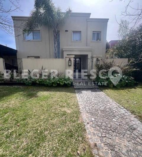 Casa · 255m² · 7 Ambientes · 1 Cochera
