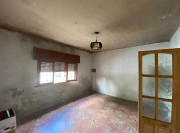 Casa de 4 ambientes, Almirante Brown · Casa a Reciclar, en Gran Lote, con Local. Mucho Potencial!