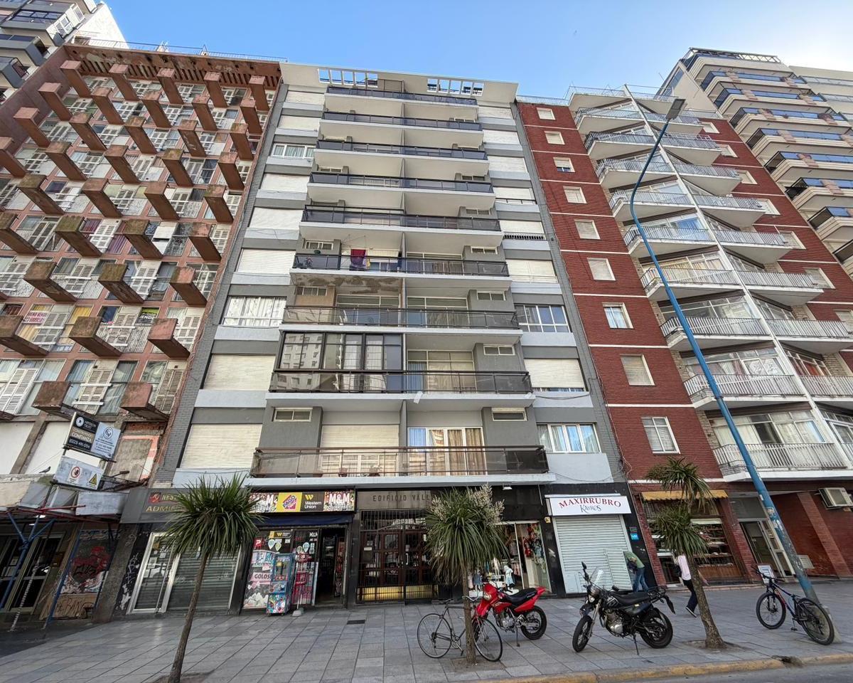 Departamento semi reciclado de dos ambientes sobre Av. Luro, a metros de la playa