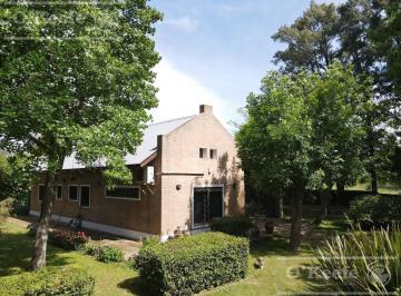 Quinta vacacional · 140m² · 3 Ambientes · Casa en Venta Quinta Florencio Varela Sobre Lote de 2850 m²