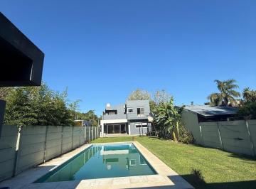 Casa · 275m² · 4 Ambientes · 2 Cocheras · Casa en Venta en Chascomús, Pileta.
