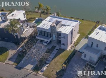 Casa · 240m² · 5 Ambientes · 2 Cocheras · Venta de Casa 4 Ambientes en Canton Islas Pg