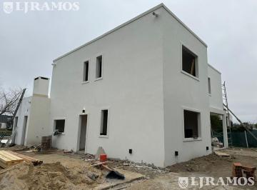 Casa · 222m² · 5 Ambientes · 2 Cocheras · Casa 5 Ambientes Vista a La Laguna Central en El Canton - Norte Pg