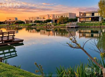 Casa · 175m² · 4 Ambientes · 3 Cocheras · Casa con Vista Al Agua en El Cantón Norte
