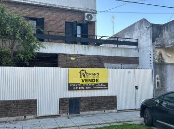 Casa de 5 ambientes, General San Martín · Importante Casa 5 Ambientes en 2 Plantas con Fondo Libre, Cochera Para Varios Autos y Terraza