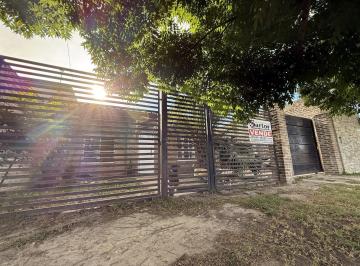 Casa · 102m² · 5 Ambientes · 1 Cochera · Casa con Piscina en Reconquista a Terminar