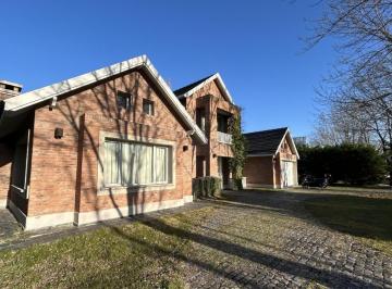Casa · 330m² · 5 Ambientes · 1 Cochera · Casa en Grand Bell