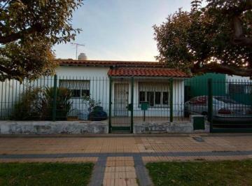 Casa · 92m² · 3 Ambientes · 1 Cochera · Venta Casa 3 Ambientes en Lanus con Parrila y Cochera