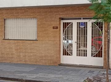 Casa · 60m² · 3 Ambientes · 1 Cochera · Venta de Casa 1 Dormitorio Zona Centro