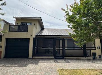 Casa · 159m² · 4 Ambientes · 2 Cocheras · Casa en Temperley Este