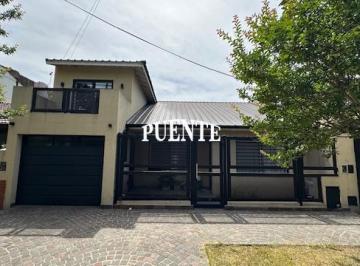 Casa · 159m² · 4 Ambientes · 2 Cocheras · Casa en Temperley Este