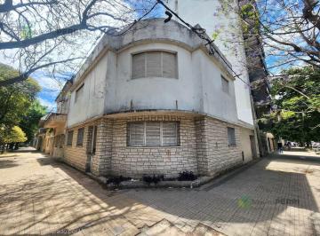 Casa · 204m² · 5 Ambientes · 1 Cochera · Casa Dos Dorm. en Venta La Plata