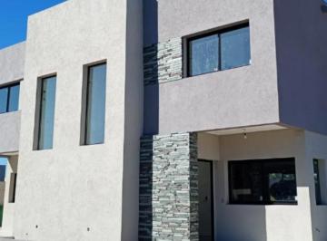Casa · 121m² · 4 Ambientes · 1 Cochera · Casa en Venta Barrio Spring Park Pilar