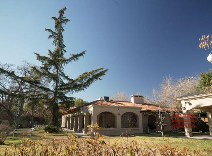 Edificio · 1200m² · 15 Ambientes · 20 Cocheras