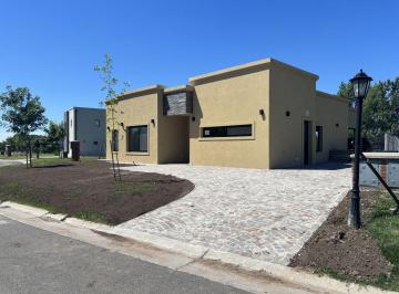 AMN-AMN-3839_2 · Casa en Venta en Santa Lucia - Pilar del Este