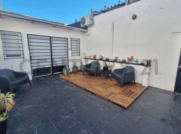 Casa · 120m² · 4 Ambientes · Venta de Casa 4 Ambientes (Tipo Ph) con Patio y Terraza, Apto Crédito en Banfield, Lomas de Zamora.