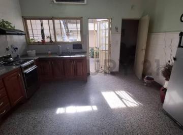 Casa · 135m² · 4 Ambientes · 2 Cocheras · Venta de Casa 4 Ambientes, Remedios de Escalada, Lanús.