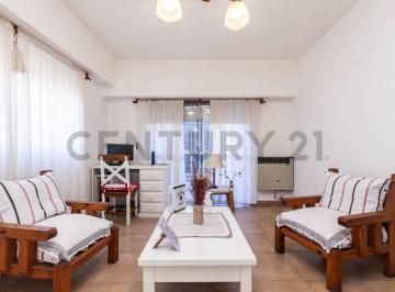 Casa · 247m² · 5 Ambientes · 1 Cochera · Venta de Casa 5 Ambientes en Valentín Alsina, Apto Crédito!