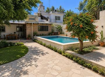 Casa · 230m² · 8 Ambientes · 3 Cocheras · Venta: Casa de Cinco Dorm., Jardín y Cocheras en La Florida, Rosario