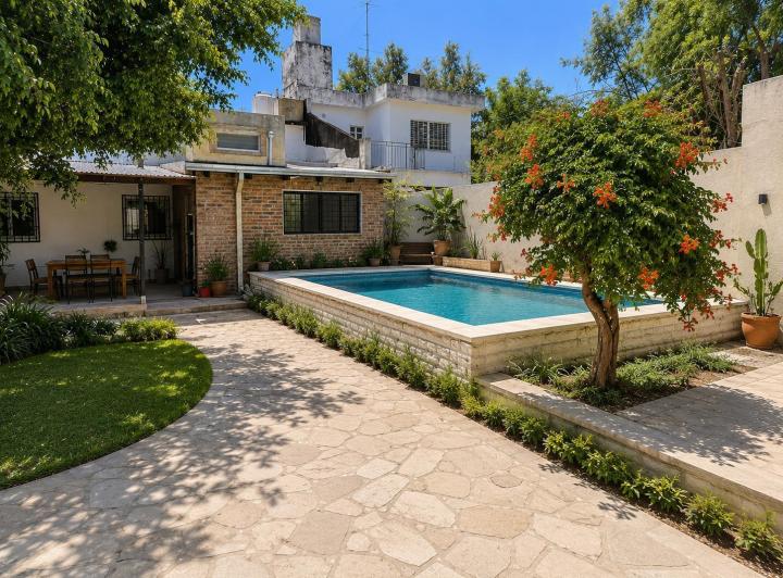 Casa · 230m² · 8 Ambientes · 3 Cocheras