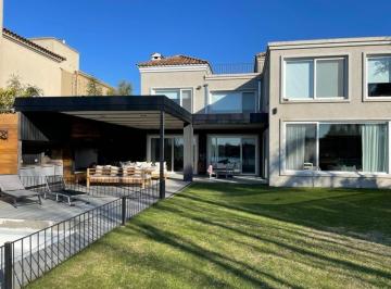 Casa · 390m² · 7 Ambientes · 2 Cocheras · Casa en Alquiler en Santa Barbara, Tigre, G. B. a. Zona Norte