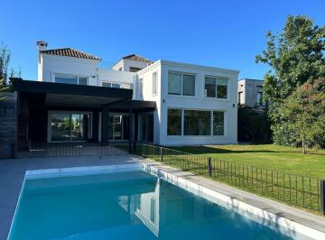 Casa · 390m² · 7 Ambientes · 2 Cocheras · Casa en Venta en Santa Barbara, Tigre, G. B. a. Zona Norte