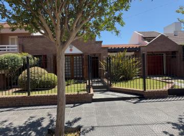 Casa · 290m² · 4 Dormitorios · 5 Cocheras · Casa en Venta Sobre Doble Terreno en Barrio Urca, Córdoba – 4 Dorm., Pileta, Quincho y Renta